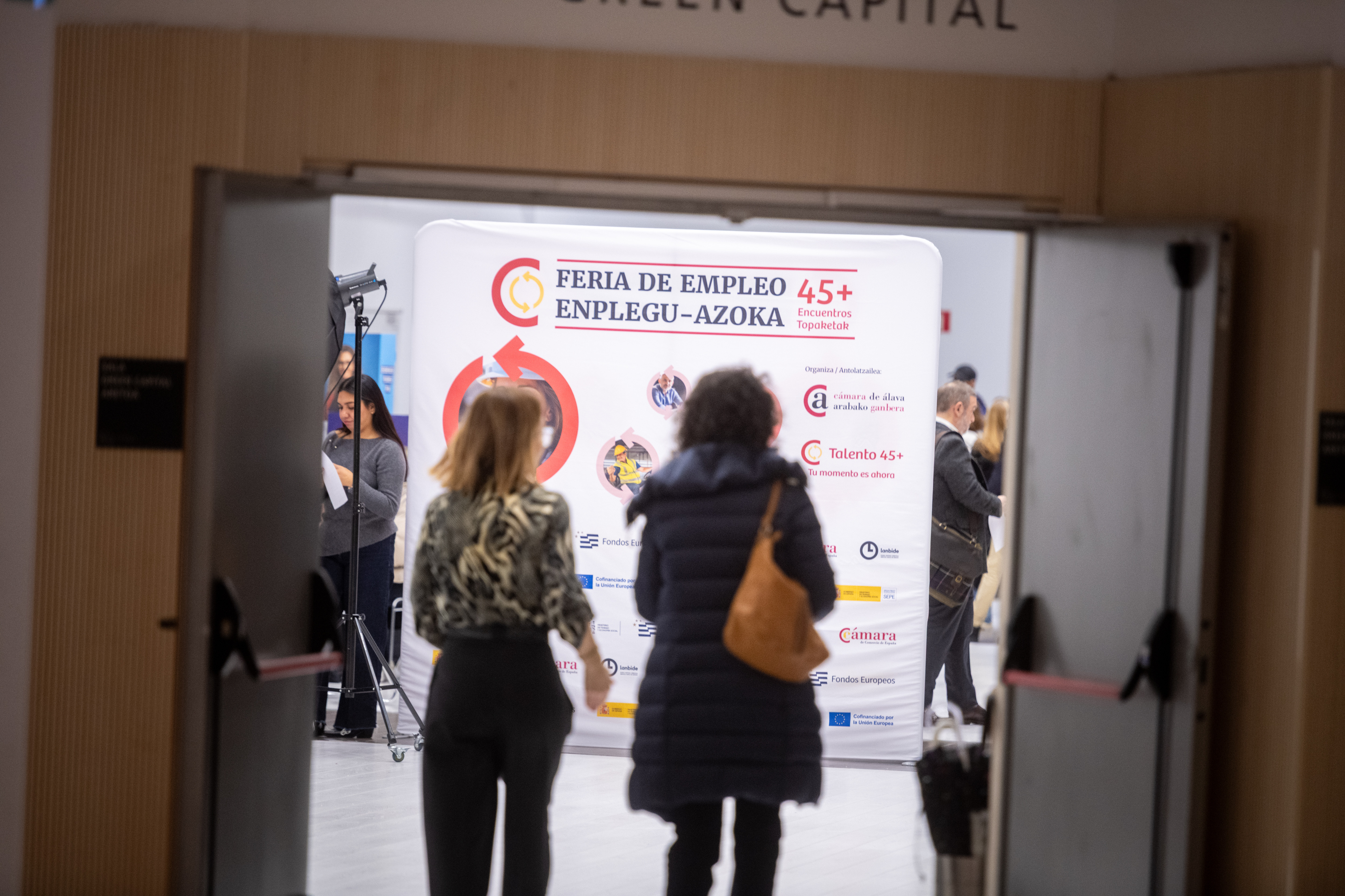 feria de empleo, dos mujeres entrando a la feria